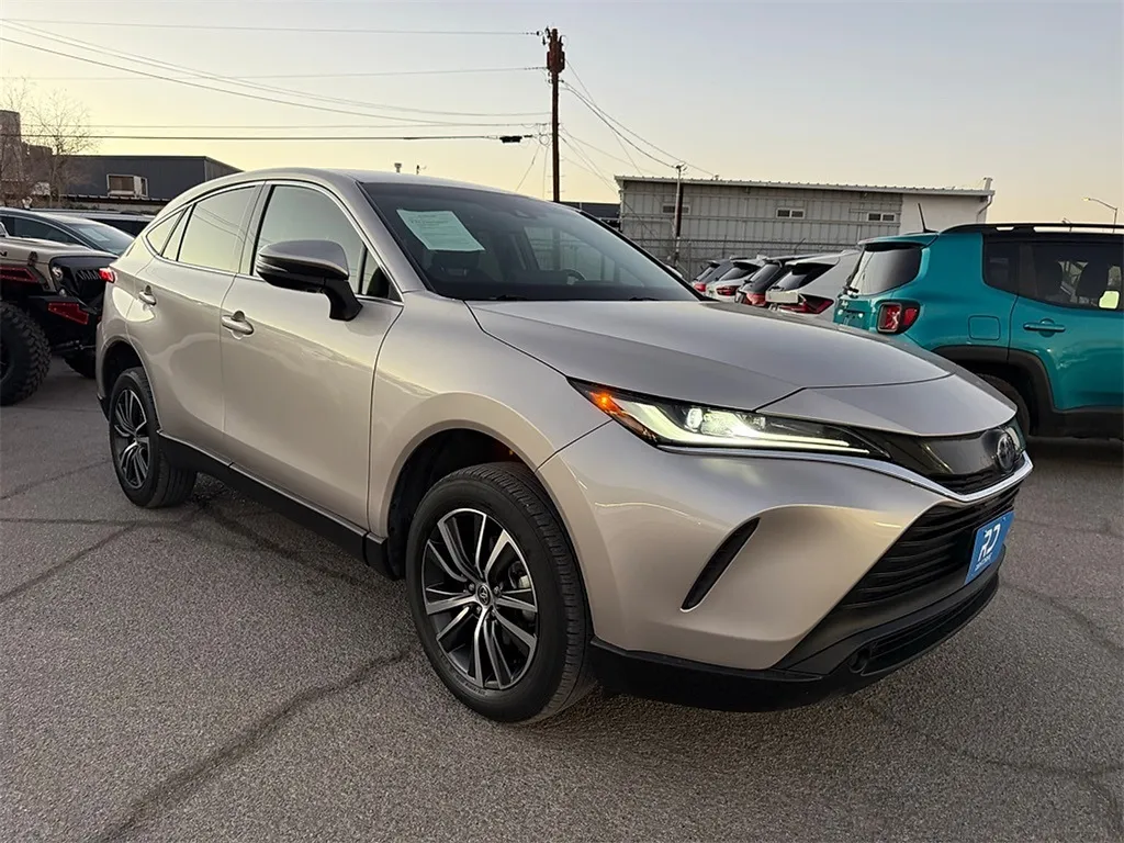 2024 Toyota Venza LE's photo