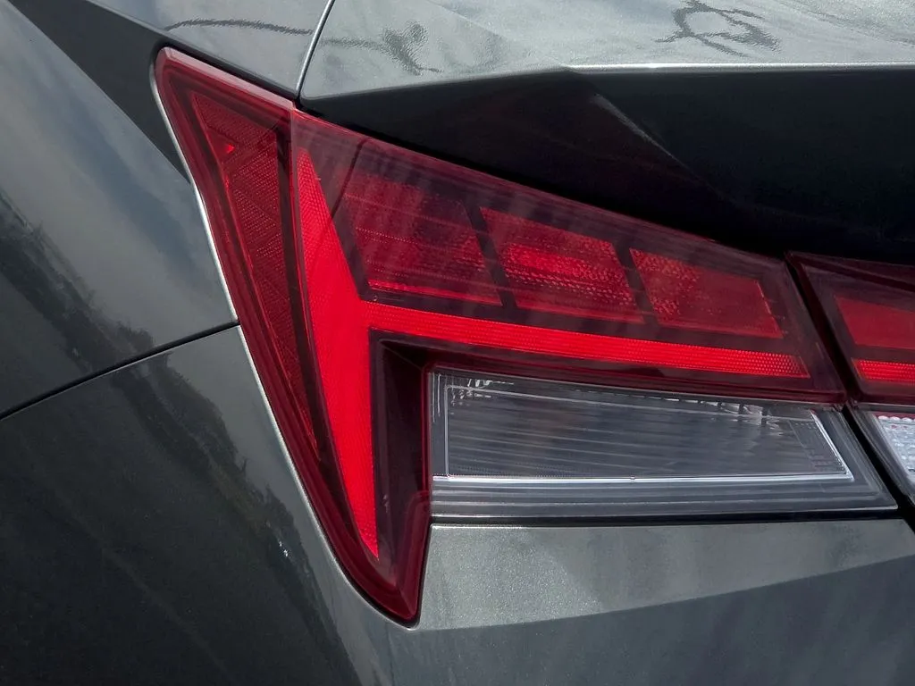 2025 Hyundai Elantra Limited - Photo 10