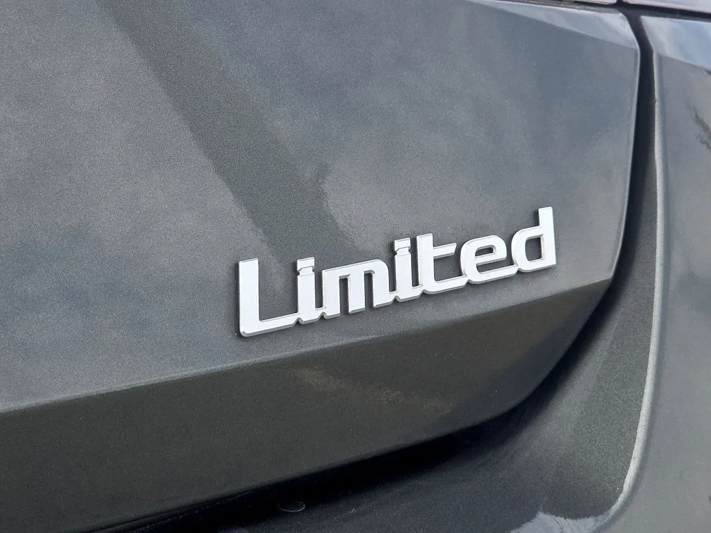 2025 Hyundai Elantra Limited - Photo 11
