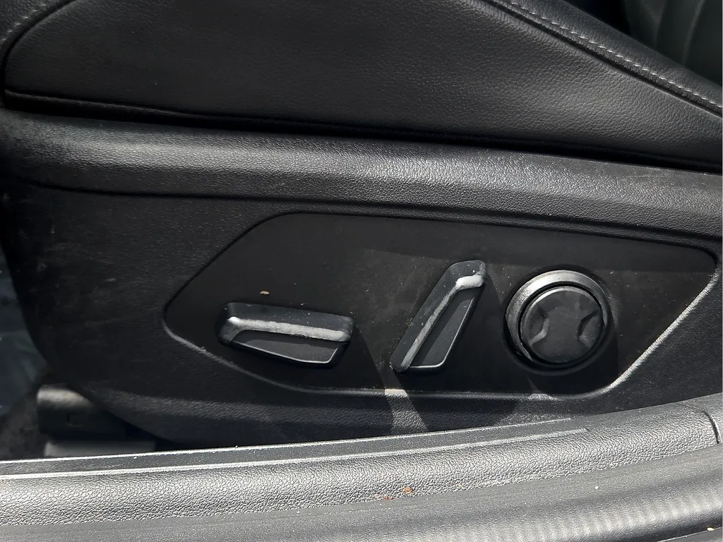 2025 Hyundai Elantra Limited - Photo 18