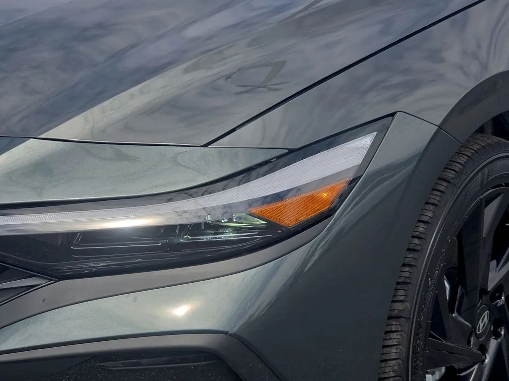 2025 Hyundai Elantra Limited - Photo 8