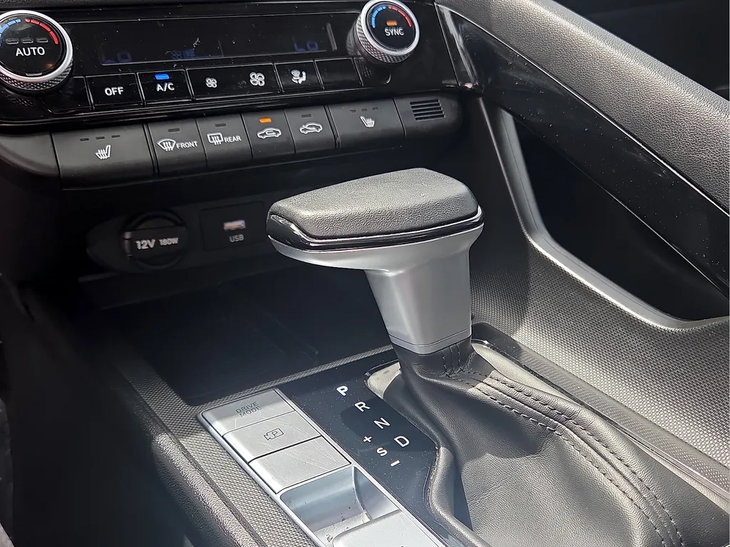 2025 Hyundai Elantra Limited - Photo 25