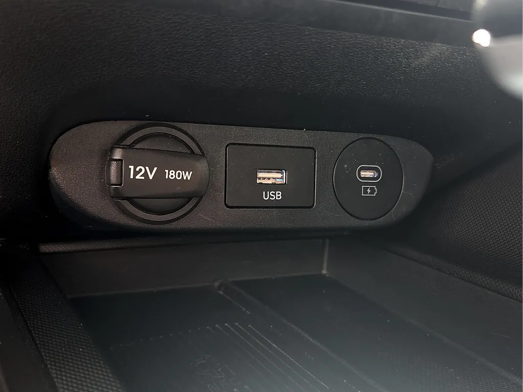 2025 Hyundai Elantra Limited - Photo 20