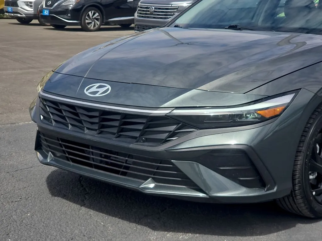 2025 Hyundai Elantra Limited - Photo 7