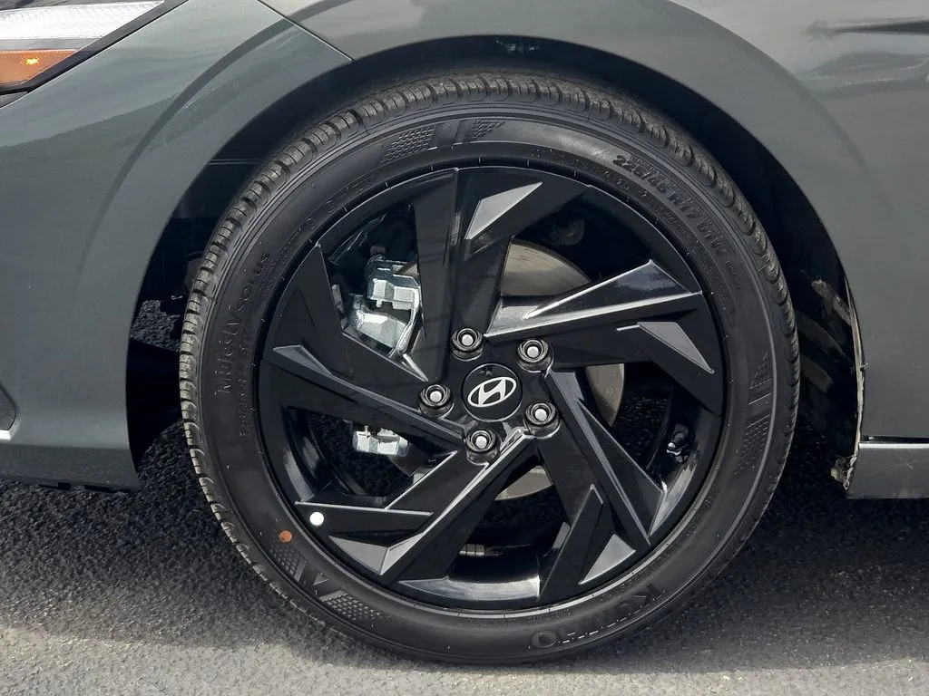 2025 Hyundai Elantra Limited - Photo 9