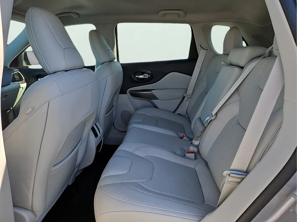Jeep Cherokee photo 13