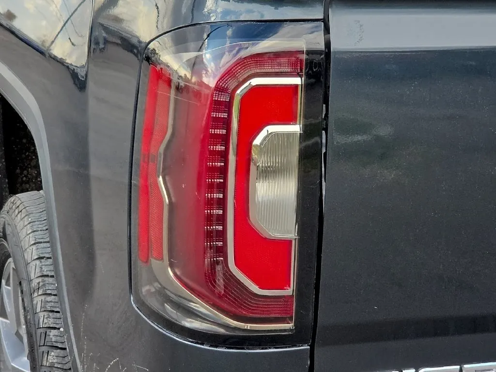 GMC Sierra photo 10