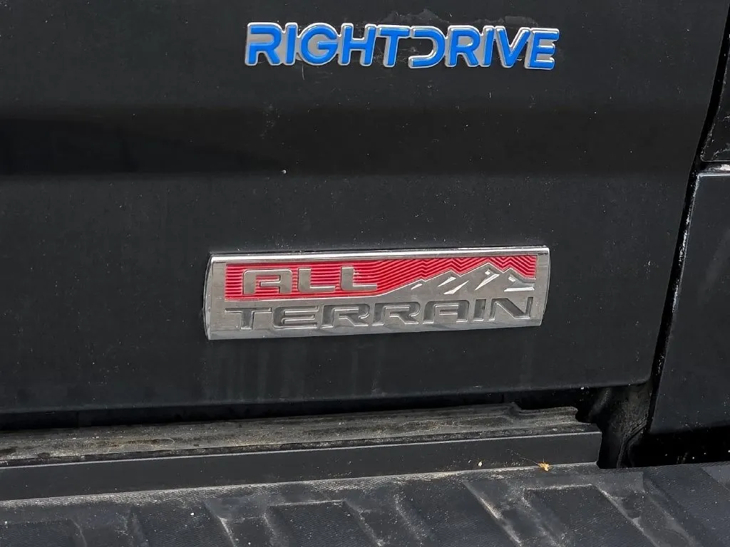 GMC Sierra photo 12