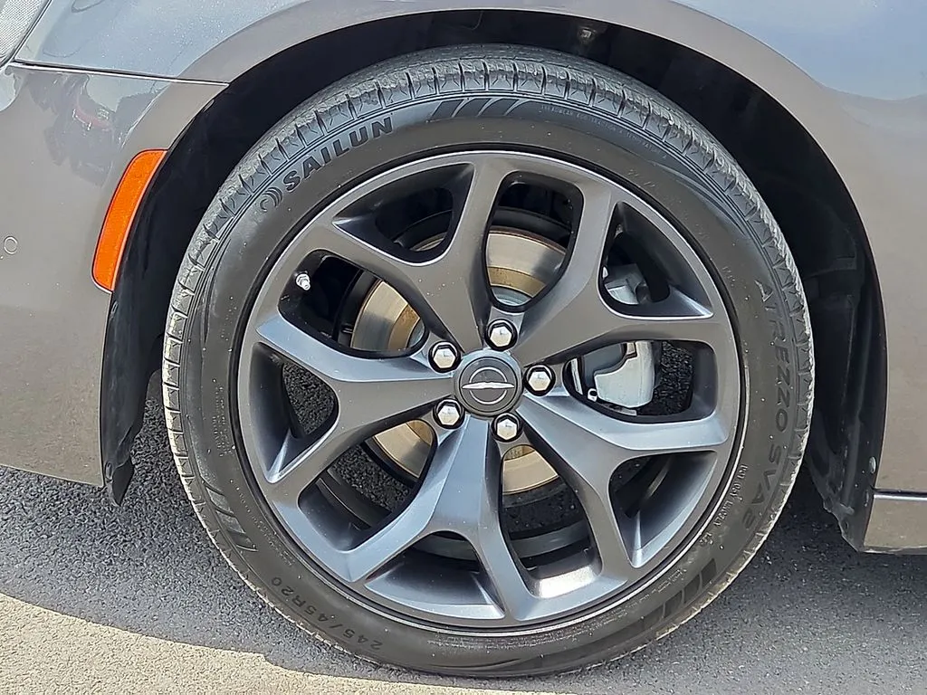 Chrysler 300 photo 9