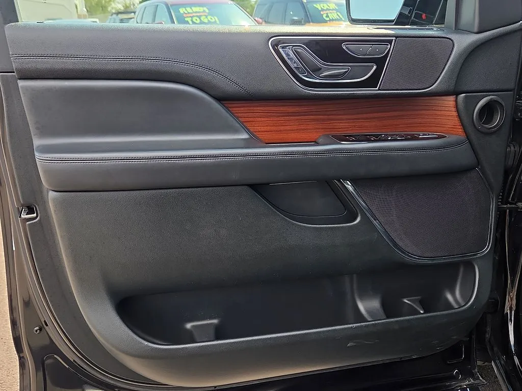 Lincoln Navigator photo 16