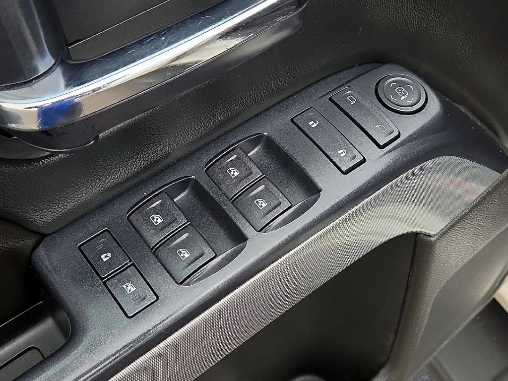 Chevrolet Silverado photo 17