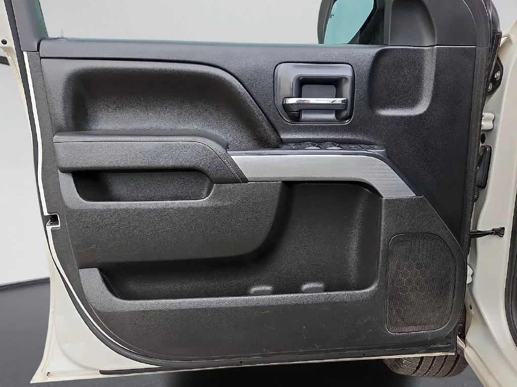 Chevrolet Silverado photo 16