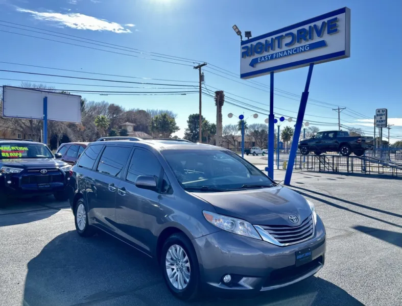2017 Toyota Sienna XLE for sale in El Paso, TX