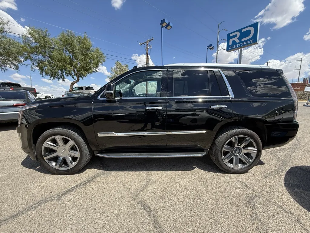 2016 Cadillac Escalade Luxury photo 2
