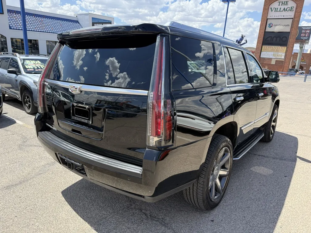 2016 Cadillac Escalade Luxury photo 3