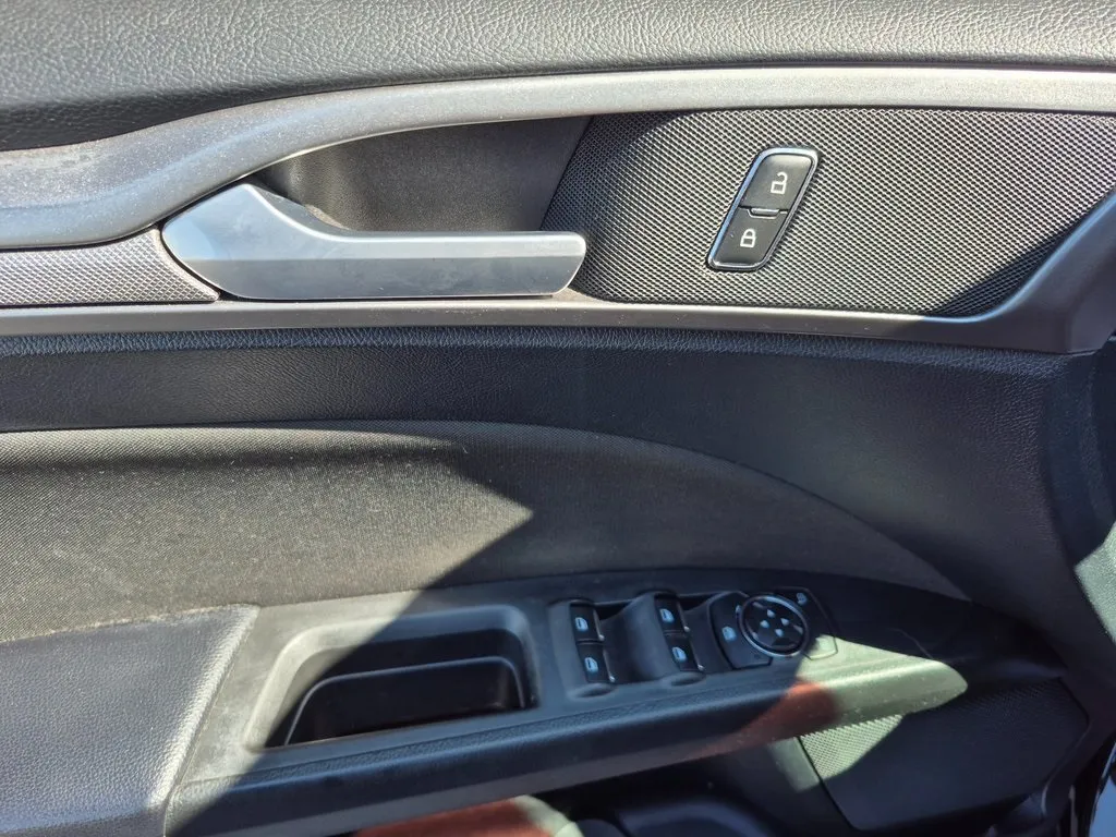 2020 Ford Fusion SE photo 3