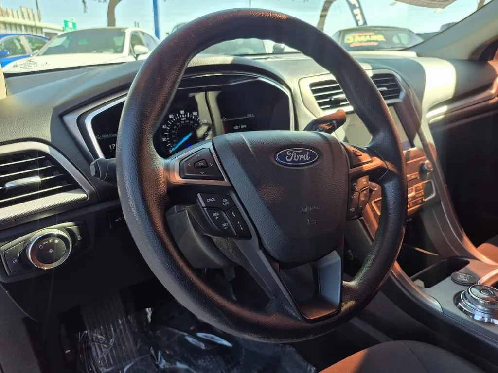 2020 Ford Fusion SE photo 4