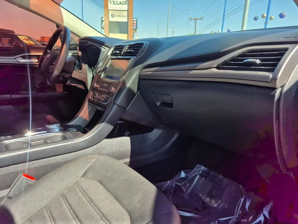 2020 Ford Fusion SE photo 24