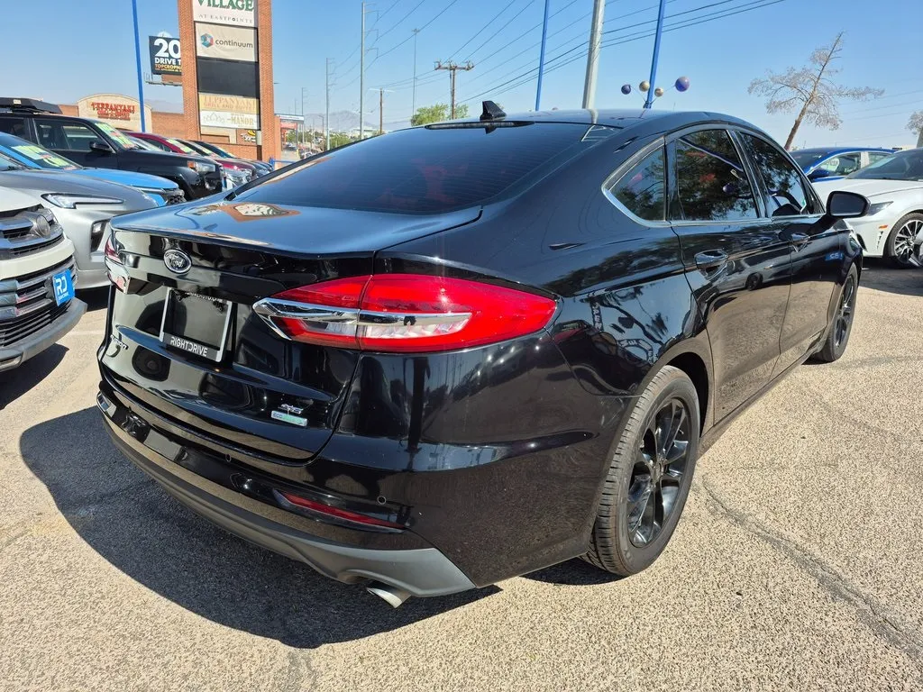 2020 Ford Fusion SE photo 2