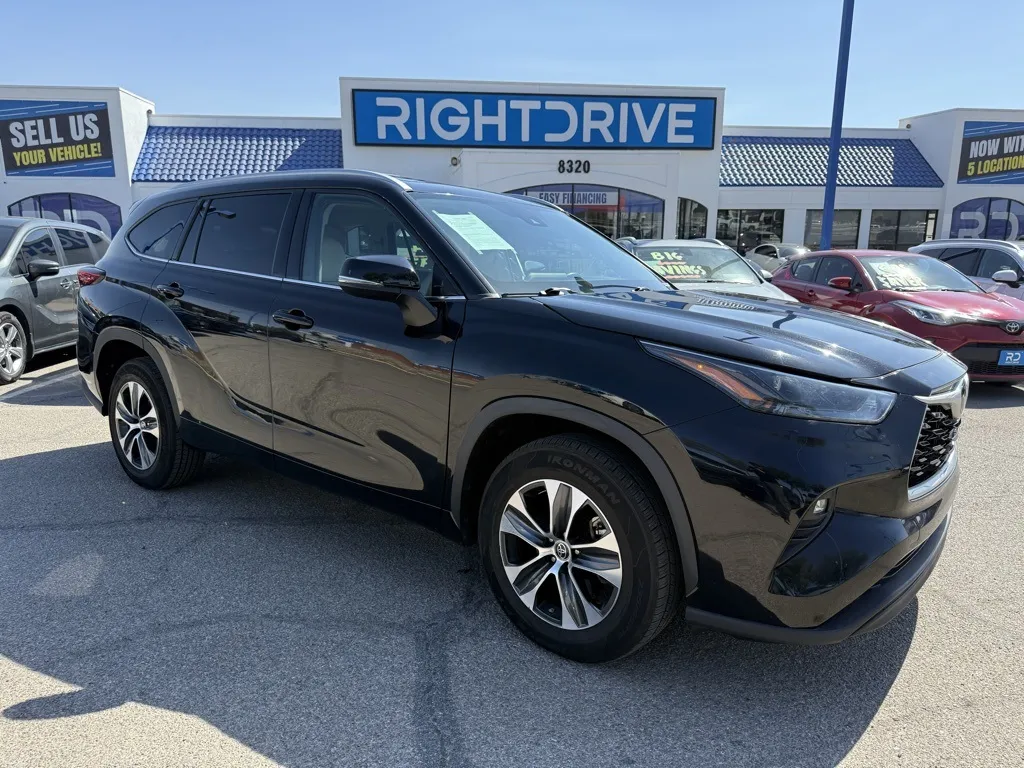 Black 2022 Toyota Highlander XLE for sale in El Paso, TX