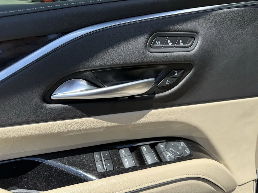 2023 Cadillac Escalade Premium Luxury photo 3