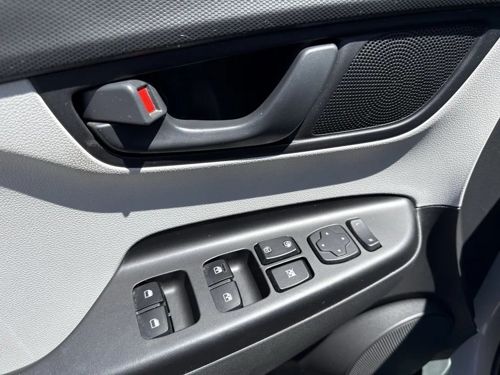 2023 Hyundai Kona SEL photo 2