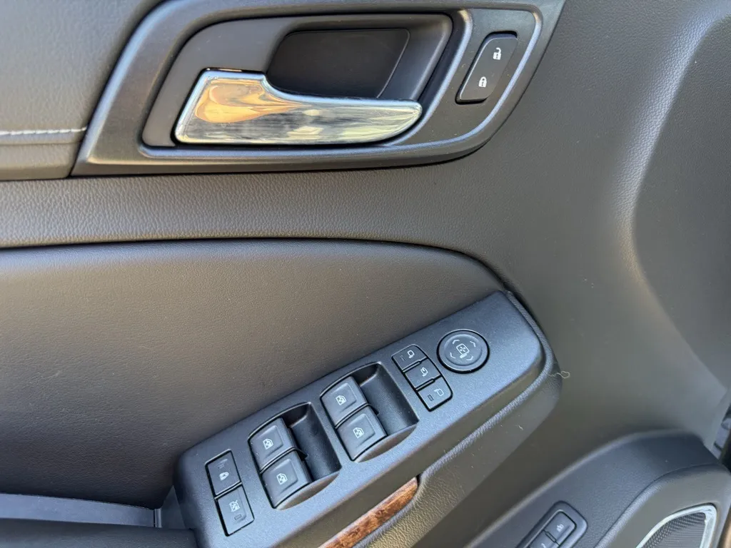 2019 Chevrolet Suburban Premier photo 3