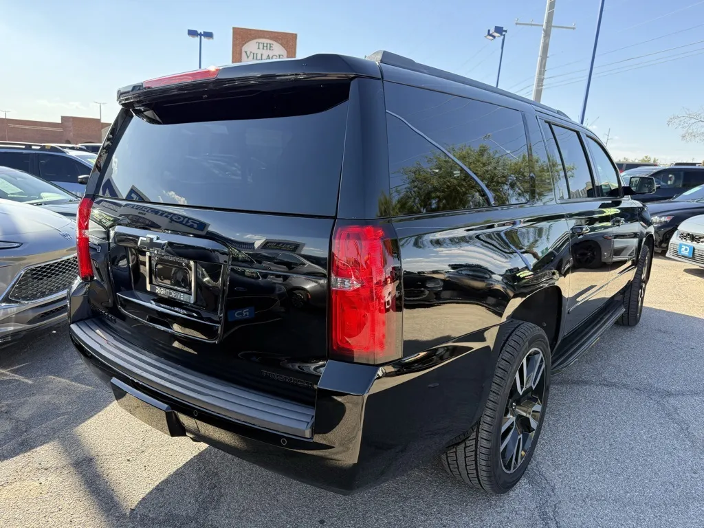2019 Chevrolet Suburban Premier photo 2