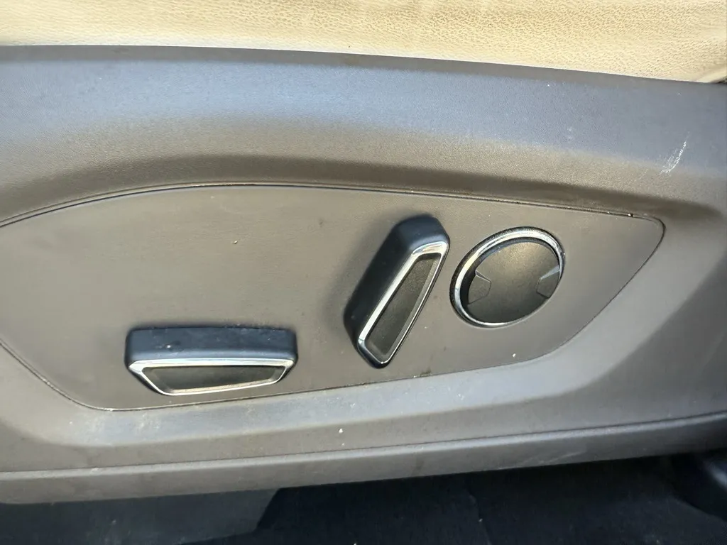 2020 Ford Explorer Platinum photo 25