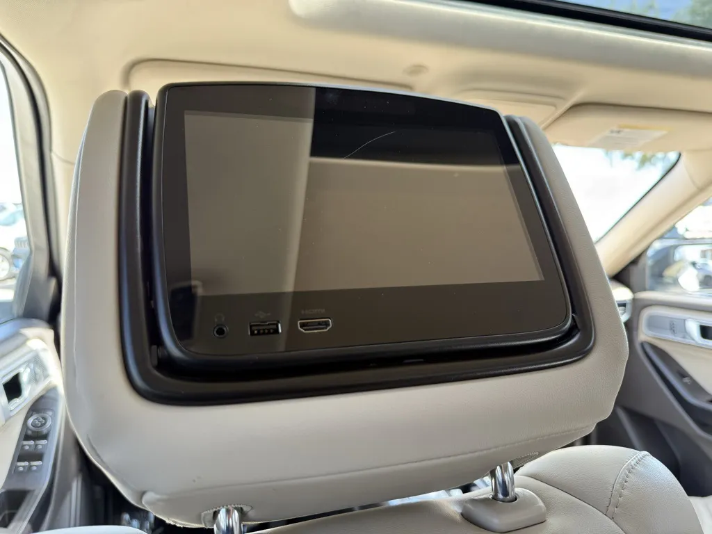 2020 Ford Explorer Platinum photo 17