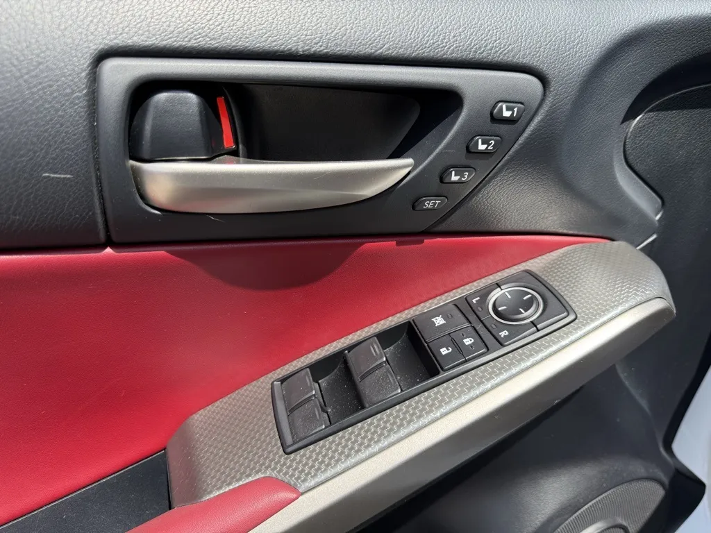 2018 Lexus IS 350 photo 4