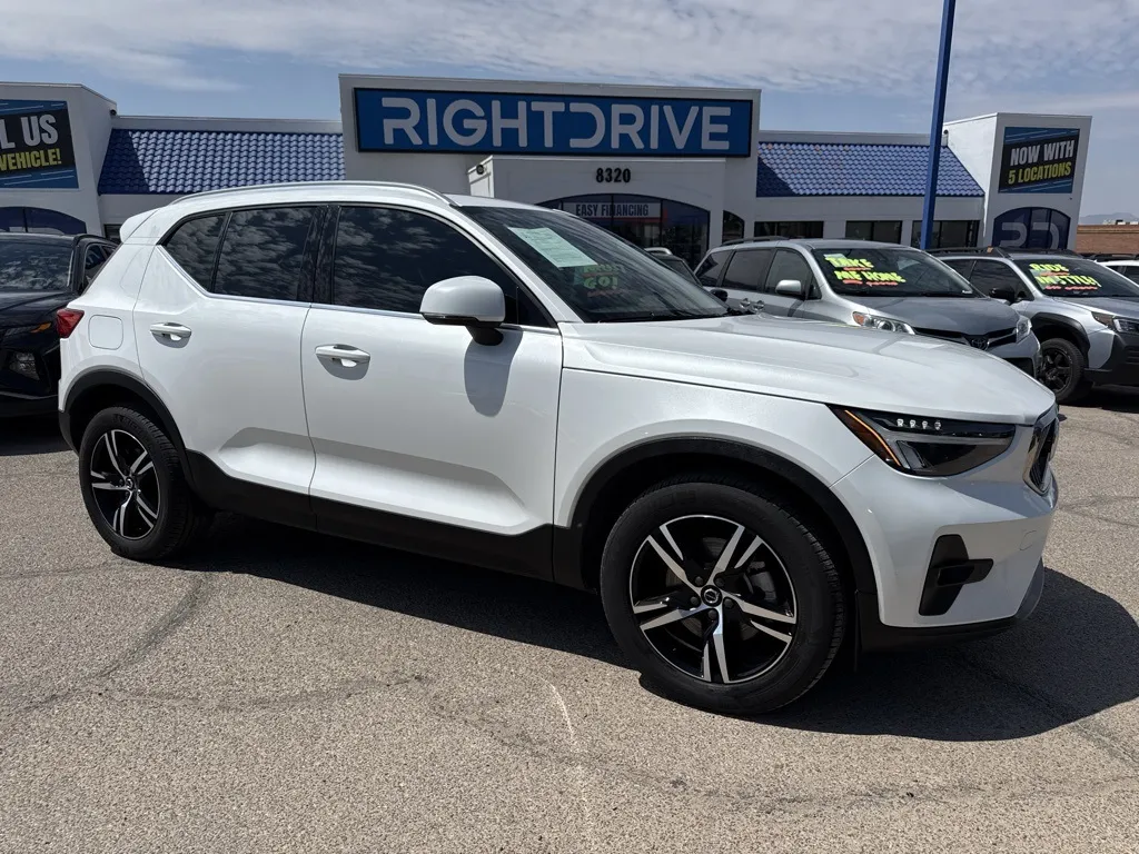 2023 Volvo XC40 B5 Plus Bright Theme