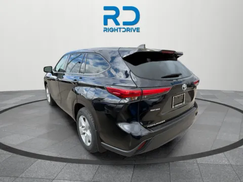 More photos of 2022 Toyota Highlander LE at RightDrive - 9315 Montana, TX