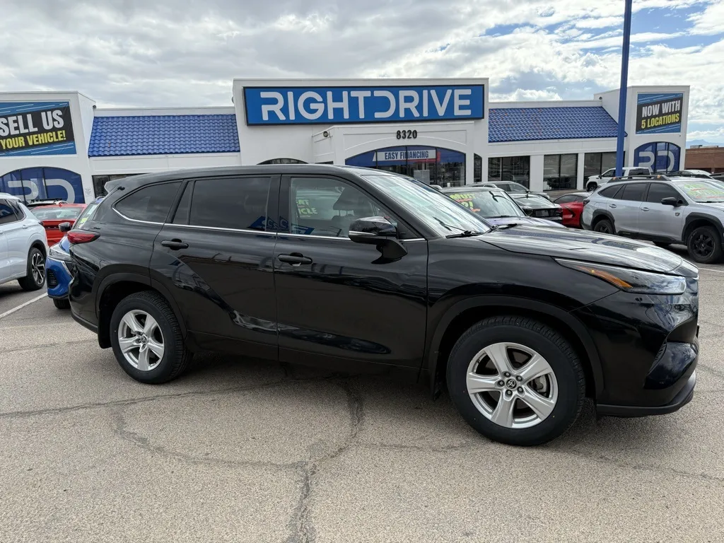 Black 2022 Toyota Highlander LE for sale in El Paso, TX