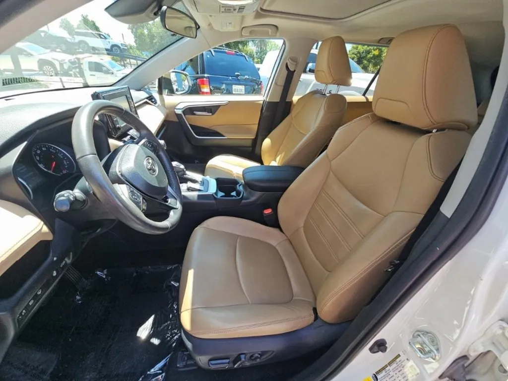 2019 Toyota RAV4 XLE Premium photo 3
