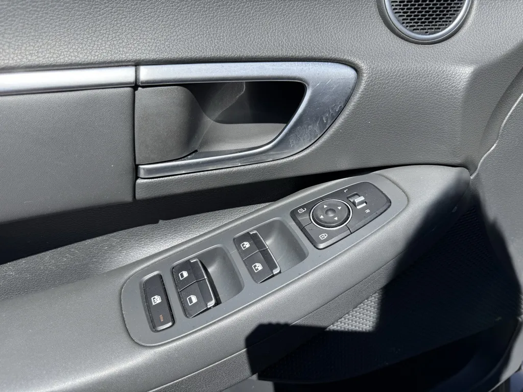 2020 Hyundai Sonata SEL photo 2