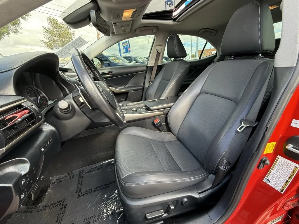 2019 Lexus IS 300 photo 4