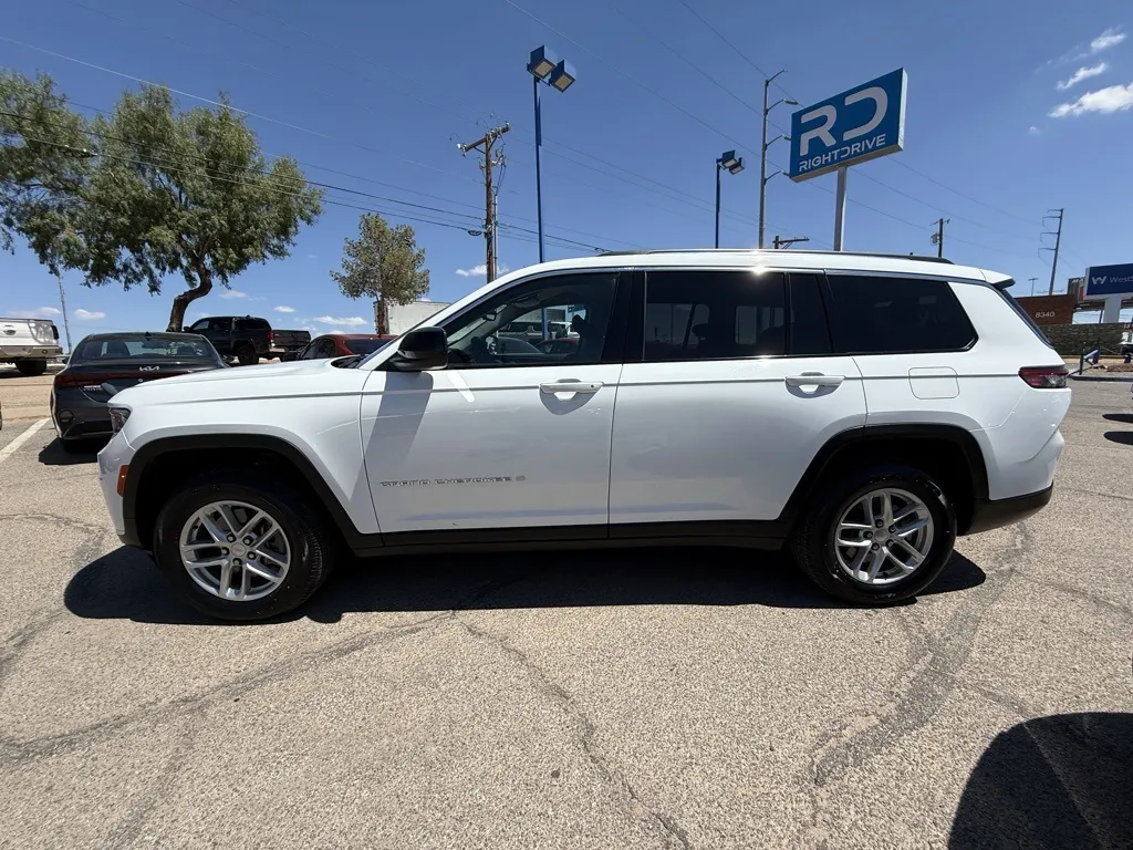 2023 Jeep Grand Cherokee Laredo photo 2