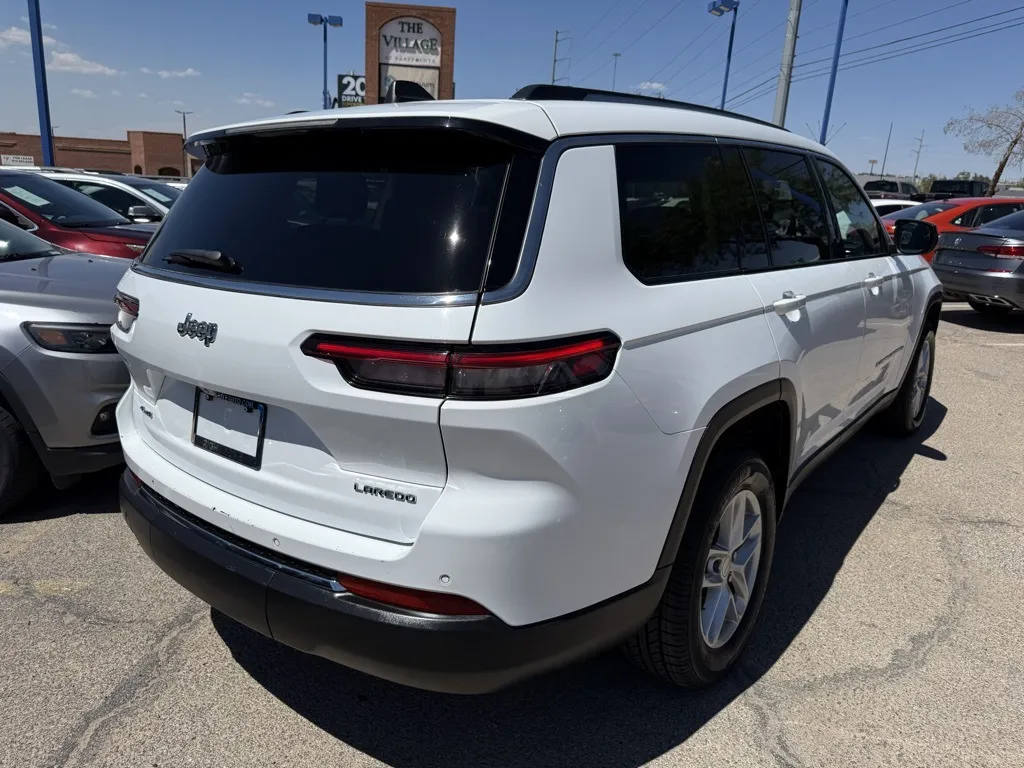 2023 Jeep Grand Cherokee Laredo photo 3