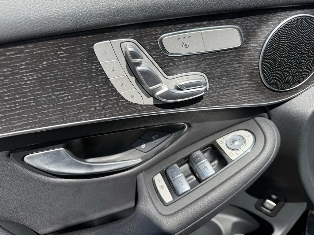 2022 Mercedes Benz GLC 300 photo 3