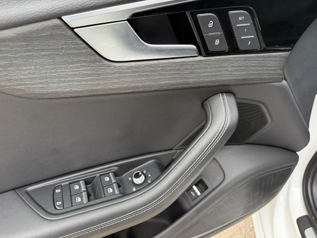 2023 Audi A4 S line Quattro Premium Plus photo 4