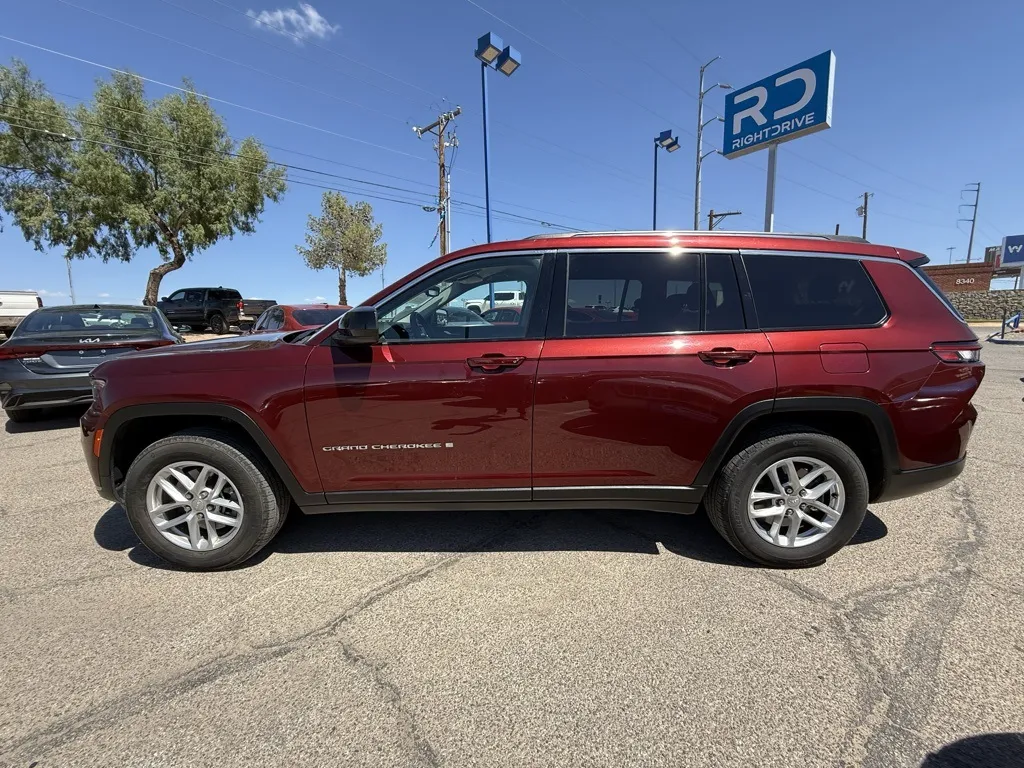 2023 Jeep Grand Cherokee Laredo photo 2