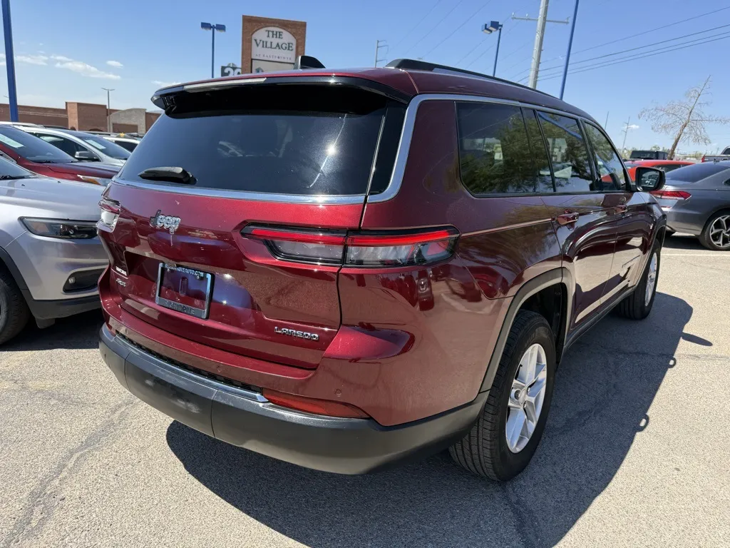 2023 Jeep Grand Cherokee Laredo photo 3
