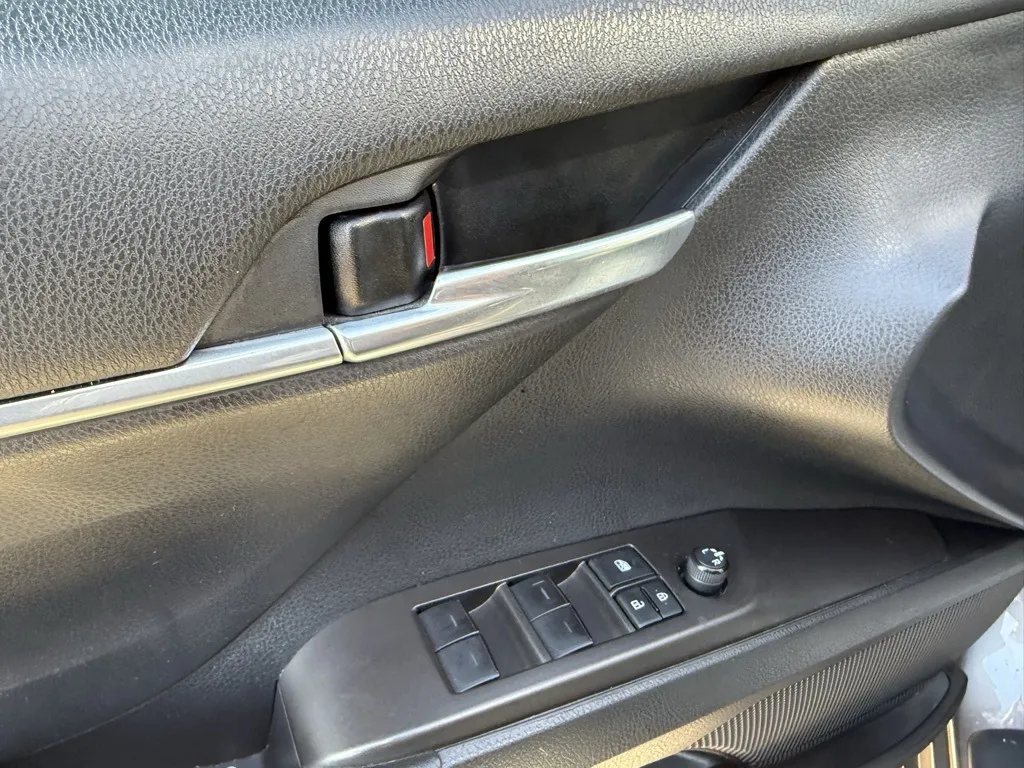 2022 Toyota Camry SE photo 3