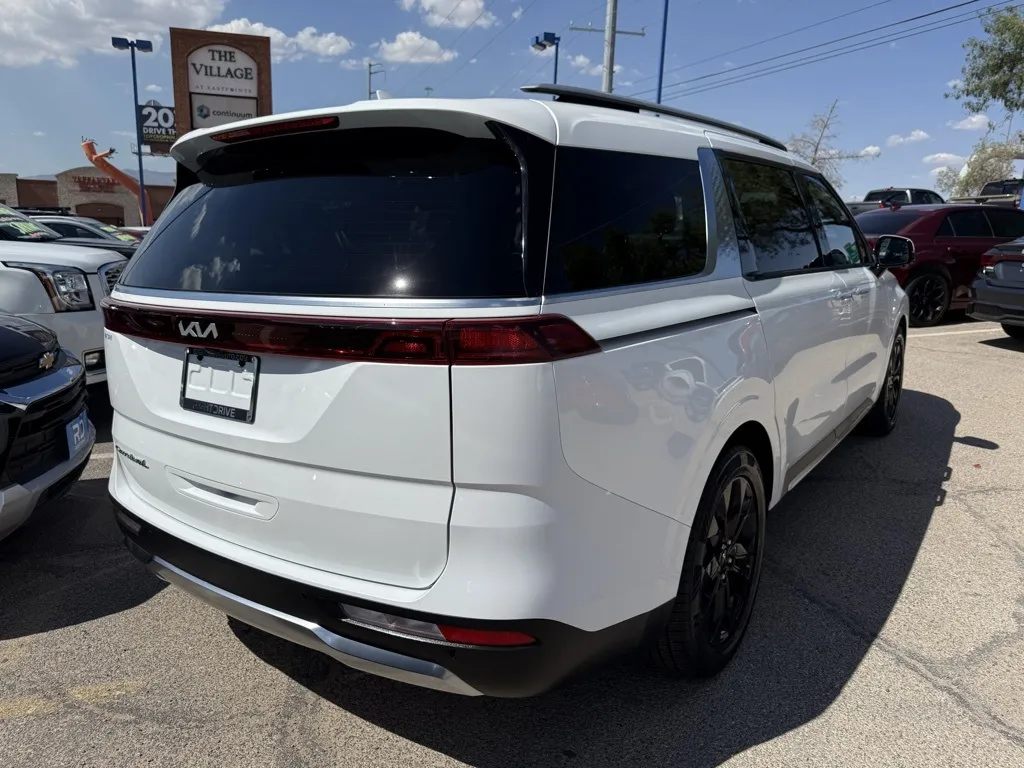 2022 Kia Carnival SX Prestige photo 2
