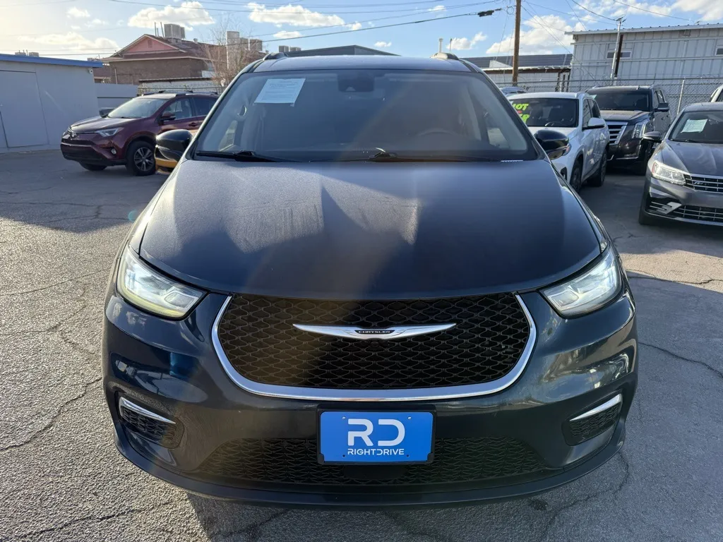 2021 Chrysler Pacifica Touring photo 2