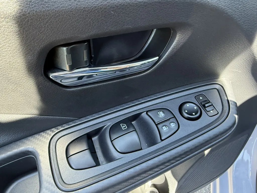 2024 Nissan Versa 1.6 SV photo 4