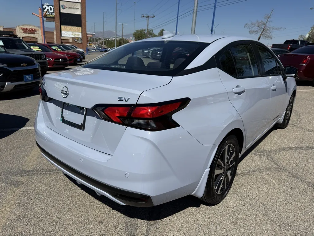 2024 Nissan Versa 1.6 SV photo 3