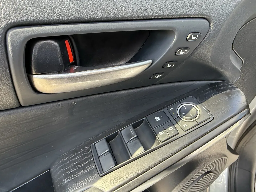 2023 Lexus IS 300 photo 4