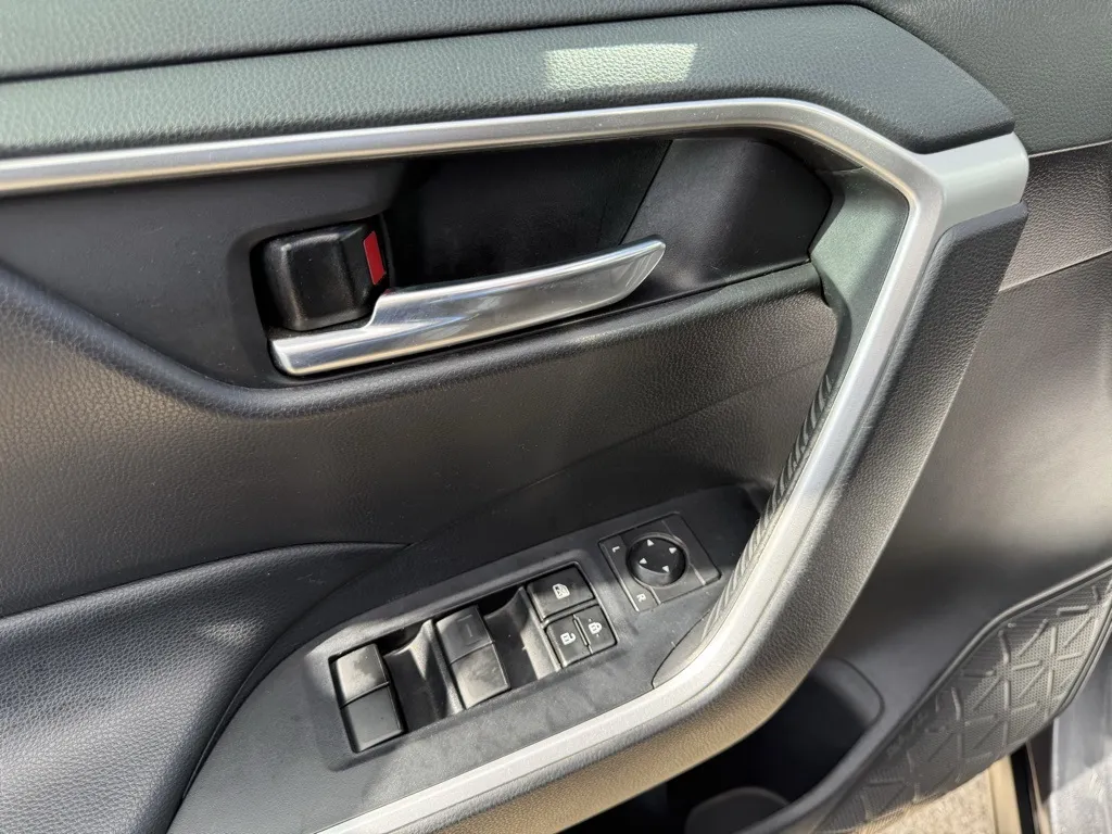 2021 Toyota RAV4 XLE photo 3